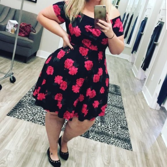 đź’‹ 1X Plus Size đź’‹ Beautiful Torrid Dark Floral Off Shoulder Skater Dress black - Picture 4 of 4